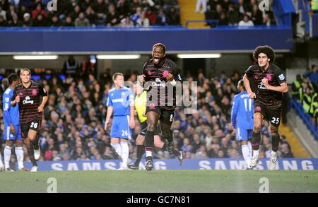 Louis Saha (au centre) d'Everton célèbre après avoir obtenu la note de l'égaliseur Les joueurs de Chelsea sont défragés Banque D'Images