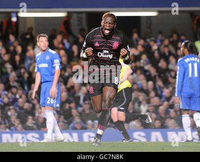 Louis Saha (au centre) d'Everton célèbre son troisième but Comme le sont John Terry (à gauche) et Didier Drogba (à droite) de Chelsea rejeté Banque D'Images