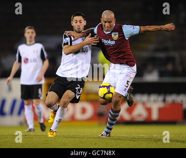 Football - Barclays Premier League - Burnley / Fulham - Turf Moor.Bobby Zamora (à gauche) de Fulham et Clarke Carlisle (à droite) de Burnley se battent pour le ballon. Banque D'Images