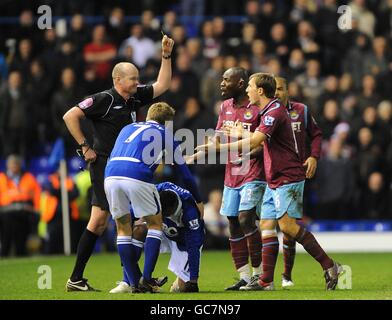 L'arbitre Lee Mason montre Mark Noble (à droite) de West Ham United Une deuxième carte jaune pour une faute sur la ville de Birmingham Christian Benitez Banque D'Images