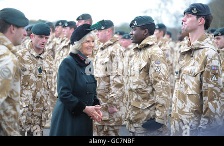 La duchesse de Cornwall remet des médailles de campagne aux soldats qui ont combattu en Afghanistan lors d'une visite au camp de Bulford, à Salisbury, dans le Wiltshire. Banque D'Images