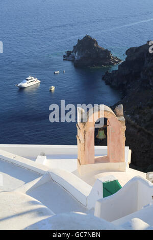 Maison Blanche et et clocher à Oia. Santorini Banque D'Images