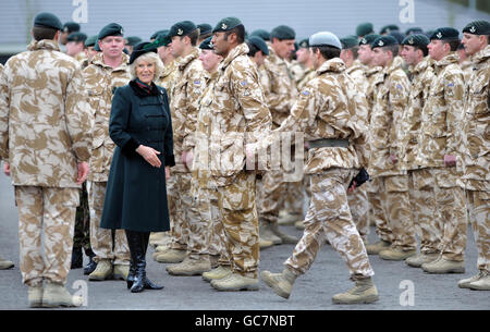 La duchesse de Cornwall remet des médailles de campagne aux soldats qui ont combattu en Afghanistan lors d'une visite au camp de Bulford, à Salisbury, dans le Wiltshire. Banque D'Images