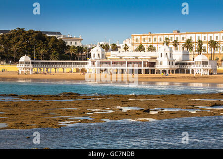 Ancien établissement de bains sur la plage de "La Caleta", l'un des plus beaux sites de la ville de Cadix, Espagne Banque D'Images