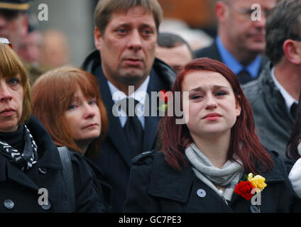 Sian Goodenough, la fiancée du caporal Adam Drane attend avec ses parents des et Jackie (derrière) son cercueil pour traverser Wootton Bassett dans le Wiltshire. Banque D'Images