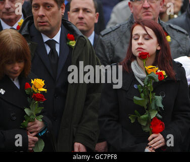 Sian Goodenough, la fiancée du caporal Adam Drane attend avec ses parents des et Jackie (à gauche) que son cercueil passe par Wootton Bassett dans le Wiltshire. Banque D'Images