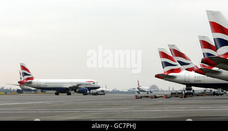 Des avions de British Airways sur le tarmac du terminal 5 de l'aéroport de Heathrow, Middlesex, après avoir annoncé que British Airways a lancé une action en justice dans le but de mettre fin à une grève de 12 jours prévue par son équipage de cabine, qui menace le chaos de voyager pour un million de passagers de la semaine prochaine. Banque D'Images