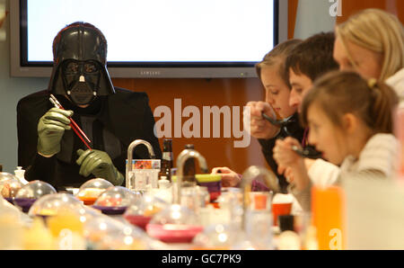 Le vilain de Star Wars Darth Vader utilise une paire de 'Chop Sabers' à la branche de Poland Street de Yo Sushi à Soho, dans le centre de Londres, qui pilote les baguettes sur le thème de Star Wars du Japon à partir de demain. Banque D'Images