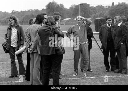 Joe Mercer, directeur de la garde d'enfants en Angleterre, parle aux membres des médias, au terrain de la Banque d'Angleterre, à Roehampton, où l'équipe de football de l'Angleterre s'est formée. Banque D'Images