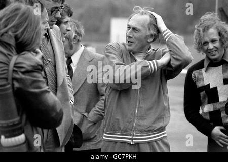 Joe Mercer, directeur de la garde d'enfants en Angleterre, parle aux membres des médias, au terrain de la Banque d'Angleterre, à Roehampton, où l'équipe de football de l'Angleterre s'est formée. Banque D'Images