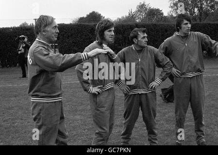 Joe Mercer, directeur de garde d'Angleterre, à gauche, confère avec l'avant Stan Bowles, les Cocker, entraîneur adjoint, deuxième à droite, et le milieu de terrain Martin Peters, à droite, au sol de la Banque d'Angleterre, Roehampton, où l'équipe de football d'Angleterre s'entraînait. Banque D'Images