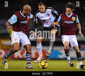 Bobby Zamora de Fulham (au centre) lutte contre Chris Eagles de Burnley (à droite) et Clarke Carlisle (à gauche) pour le ballon. Banque D'Images