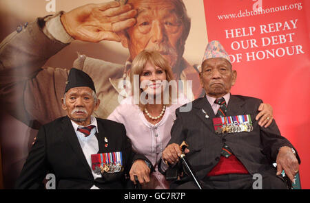 Joanna Lumley avec RFN LachHuman VC (à gauche) et Tul Bahadur pun VC (à droite) au Musée national de l'Armée, à Londres, où elle a aidé à lancer sa campagne de dette d'honneur pour recueillir de l'argent pour les anciens combattants Gurkha âgés de la Seconde Guerre mondiale vivant dans la pauvreté au Népal. Banque D'Images