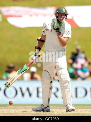 Morne Morkel, en Afrique du Sud, est frappé par un bondeur des oignons Graham d'Angleterre lors du premier test au SuperSport Park, Centurion, en Afrique du Sud. Banque D'Images