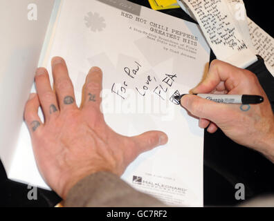 Red Hot Chili Peppers bassiste Flea signez des autographes pour les fans lors du lancement de sa propre ligne de guitares basses, The Fleabass, à Selfridges, dans le centre de Londres. Banque D'Images