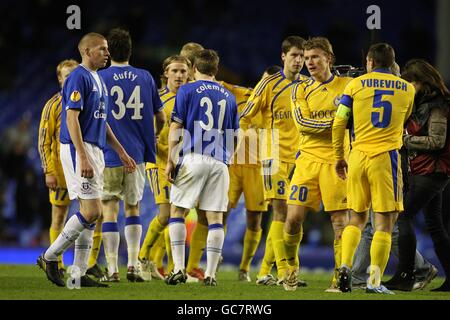 Football - UEFA Europa League - Groupe I - Everton / FC BATE Borisov - Goodison Park.Les joueurs d'Everton et DE BATE se secouent la main après le coup de sifflet final Banque D'Images