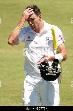 Kevin Pietersen, en Angleterre, se démène après avoir été abattu par Morne Morkel, en Afrique du Sud, lors du premier test au SuperSport Park, Centurion, en Afrique du Sud. Banque D'Images