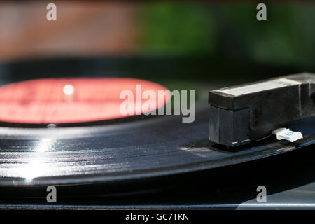 Vinyl record dans le vieux phono close up Banque D'Images