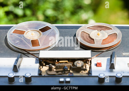 Shabby reel-to-reel avec enregistreur en bobines en plein air Banque D'Images