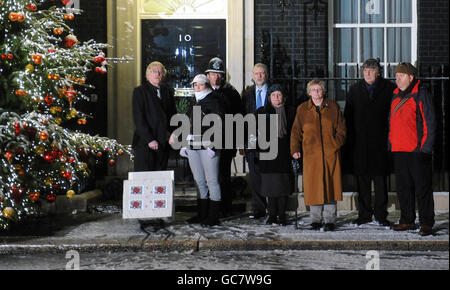 (De gauche à droite) Peter Brierley, dont le fils a été tué au Koweït lors de l'opération Telic, Carla Ellis, dont le frère le soldat Lee Ellis a été tué en Afghanistan, Jeremy Corbyn, député, Lindsey German de la Coalition Halte à la guerre, Joan Humphries, dont le petit-fils Kevin Elliott a été tué en Afghanistan, Graham Knight,Dont le fils, le Sgt Ben Knight, est mort dans l'explosion de Nimrod en Afghanistan et Chris Parsons, dont le fils a été blessé dans le conflit, ont remis une pétition au 10 Downing Street, demandant le retrait des troupes britanniques d'Afghanistan. Banque D'Images