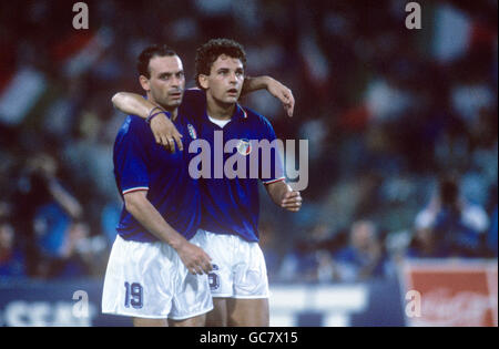 Football - coupe du monde Italia 90 - quart de finale - Italie / République d'Irlande. Salvatore Schillaci, Italie, à gauche, et Roberto Baggio Banque D'Images