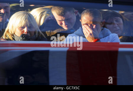 Les amis et les membres de la famille du caporal David Kirkness, 24 du 3e Bataillon, les fusils, pleurent alors que son cercueil s'arrête à Wootton Bassett dans le Wiltshire après avoir été rapatrié d'Afghanistan, avec les corps du fusil James Brown, 18 du 3e Bataillon, les fusils et le caporal Simon Hornby, 29, Du 2e Bataillon du Duc de Lancaster's Regiment. Banque D'Images