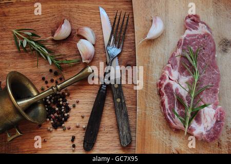 La viande de porc fraîche. La viande crue avec des herbes Banque D'Images