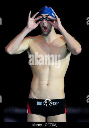 Natation - Duel dans la piscine - appel de presse - Centre aquatique de Manchester.Michael Phelps aux États-Unis règle ses lunettes de protection Banque D'Images