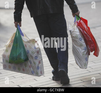 Les chasseurs de bonnes affaires ont fait leurs courses. Clients commerciaux sur Buchanan Street à Glasgow. Banque D'Images