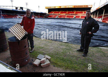 Le personnel de base de Walsall revisite le terrain du stade Banks après que le match de Walsall contre Norwich City ait été lancé une heure avant le lancement du match de la Coca-Cola League One au stade Banks, Walsall. Banque D'Images