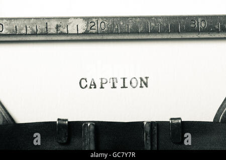 Légende mot tapé sur la vieille machine à écrire Banque D'Images
