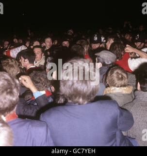 Football - coupe Inter-Cities Fairs - second Leg - Anderlecht v Arsenal - Highbury Stadium.Les fans délirants d'Arsenal ont moqué leurs joueurs après que Gunners ait battu le côté belge 4-3 sur l'agrégat pour gagner la coupe Inter-Cities Fairs. Banque D'Images