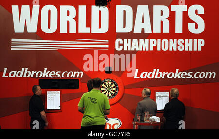 Michael van Gerwen et James Wade lors du Championnat du monde des fléchettes Ladbrokes.com à Alexandra Palace, Londres. Banque D'Images