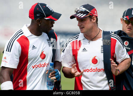 Michael Carberry, de l'Angleterre, parle avec le capitaine Andrew Strauss lors d'une séance de filets à Newlands, au Cap, en Afrique du Sud. Banque D'Images