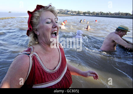 La maîtresse de la jetée de Clevedon Linda Strong, 54 ans, de Bristol rejoint d'autres nageurs en costumes de bain de style victorien pendant la journée annuelle de baignade à la marina de Clevedon, où la température est juste au-dessus du point de congélation. Banque D'Images