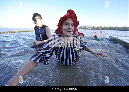 Joyce Peters, 78 ans, de Clevedon se joint à d'autres nageurs en costumes de bain de style victorien pendant la baignade annuelle du jour du nouvel an dans la marina de Clevedon, où la température est juste au-dessus de zéro. Banque D'Images