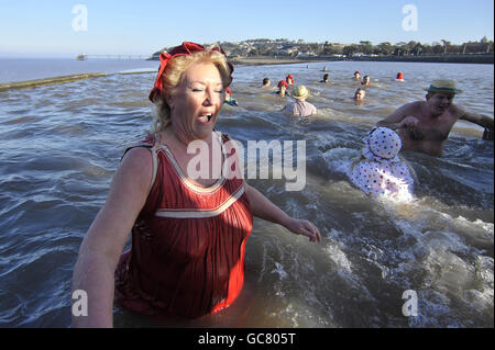 La maîtresse de la jetée de Clevedon Linda Strong, 54 ans, de Bristol rejoint d'autres nageurs en costumes de bain de style victorien pendant la journée annuelle de baignade à la marina de Clevedon, où la température est juste au-dessus du point de congélation. Banque D'Images