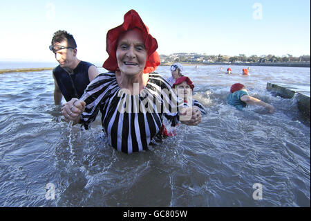 Joyce Peters, 78 ans, de Clevedon se joint à d'autres nageurs en costumes de bain de style victorien pendant la baignade annuelle du jour du nouvel an dans la marina de Clevedon, où la température est juste au-dessus de zéro. Banque D'Images