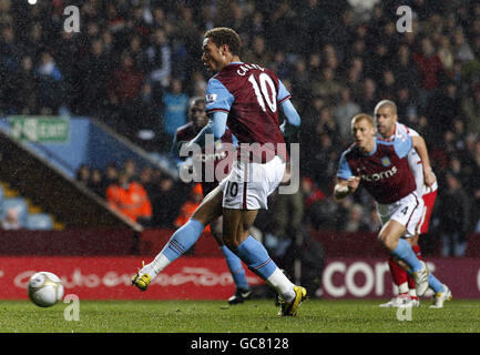 John Carew d'Aston Villa marque le troisième but de la zone de pénalité lors du match de troisième tour de la coupe FA au stade Villa Park, à Birmingham. Banque D'Images