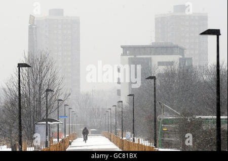 Un blizzard de neige près du parc olympique de Stratford, à l'est de Londres aujourd'hui, alors que la neige abondante continue de tomber sur la capitale. Banque D'Images