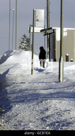 La neige dévie jusqu'à dix pieds de haut à un arrêt de bus à Denshaw près d'Oldham, alors que de fortes chutes de neige se poursuivent dans la plupart des régions du Royaume-Uni. Banque D'Images