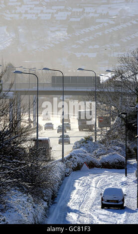 Temps d'hiver.La circulation sur l'A1 à Newcastle revient à la normale après le chaos du matin avec de la neige épaisse pendant la nuit. Banque D'Images