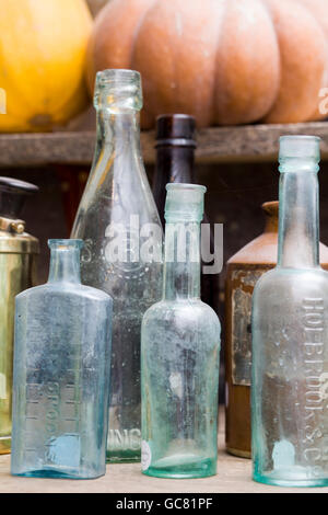 Old vintage des bouteilles en verre sur une étagère Banque D'Images