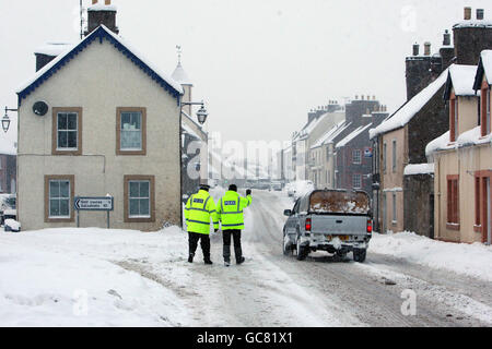 Police en patrouille dans la ville de Lauder en Écosse, après de fortes chutes de neige. Banque D'Images