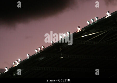 Football - Coca-Cola football League Championship - Reading v Scunthorpe United - Madjeski Stadium. Vue générale des projecteurs pendant la nuit Banque D'Images