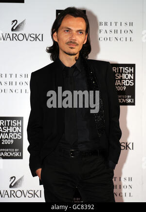 Matthew Williamson arrive pour les British Fashion Awards aux cours royales de justice de Londres. Banque D'Images