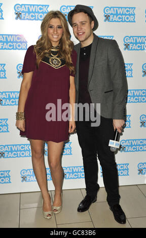 Les finalistes du X Factor, Stacey Solomon et Olly murs, lancent le Gatwick Factor, un concours de karaoké à l'aéroport de Londres Gatwick, qui contribue à recueillir des fonds pour Great Ormond Street. Banque D'Images