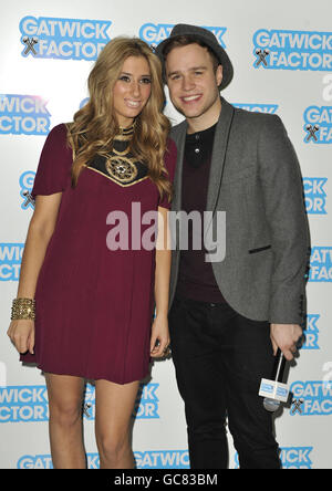 Les finalistes du X Factor, Stacey Solomon et Olly murs, lancent le Gatwick Factor, un concours de karaoké à l'aéroport de Londres Gatwick, qui contribue à recueillir des fonds pour Great Ormond Street. Banque D'Images