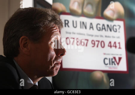 Le ministre écossais de la Justice, Kenny MacAskill, est photographié lors d'une visite au Bambury Centre de Glasgow pour faire connaître le premier rapport de l'unité de réduction de la violence sur son initiative visant à cibler les gangs. Banque D'Images