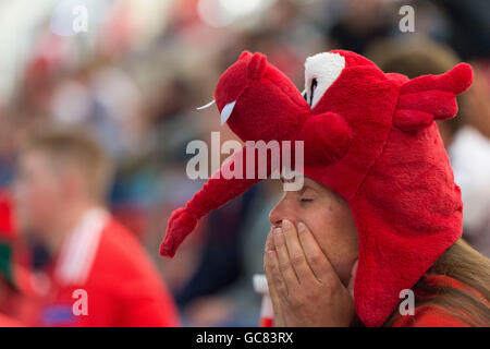 Triste Pays de Galles football supporters regarder Galles perdre contre le Portugal à l'Euro 2016 demi-finale. Banque D'Images